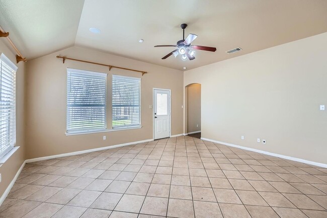 Building Photo - 1402 Weatherford Dr