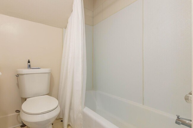 Building Photo - Charming Home - Close to Fort Riley