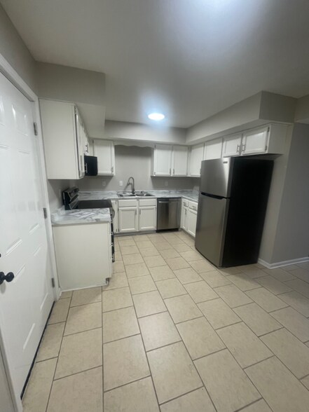 Primary Photo - 105 Grogan Cir