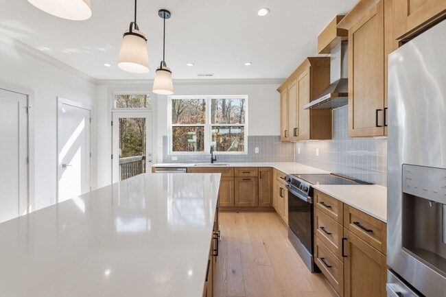 Building Photo - Luxurious 3BD, 3.5BA Chapel Hill Townhome with Modern Features Near Shopping, Dining, and Enterta...