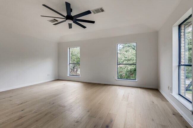 Building Photo - 107 Long Wood Ave