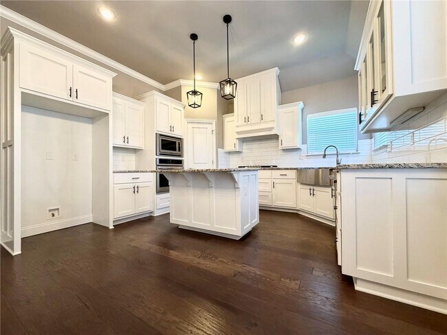 Building Photo - 1309 W Gum St