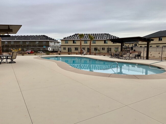 Building Photo - Spacious 3-Bedroom Townhome in Black Hawk ...