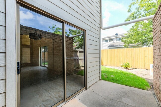 Building Photo - 514 Shady Dale Dr