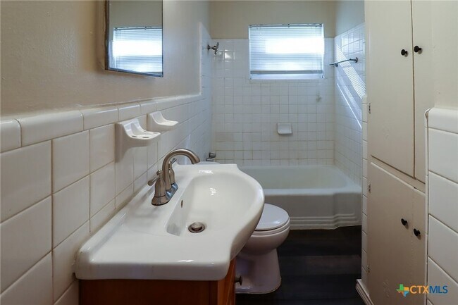 Building Photo - 2701 Hillside Dr