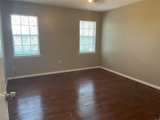 Building Photo - 259 Clubview Dr