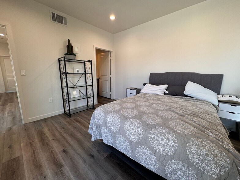 Building Photo - 2625 Somerset Dr