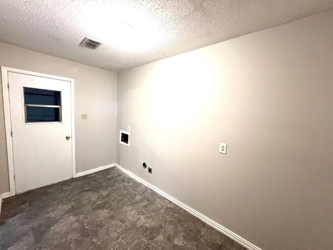 Building Photo - Move In Special 1/2 off 1st month rent ** ...