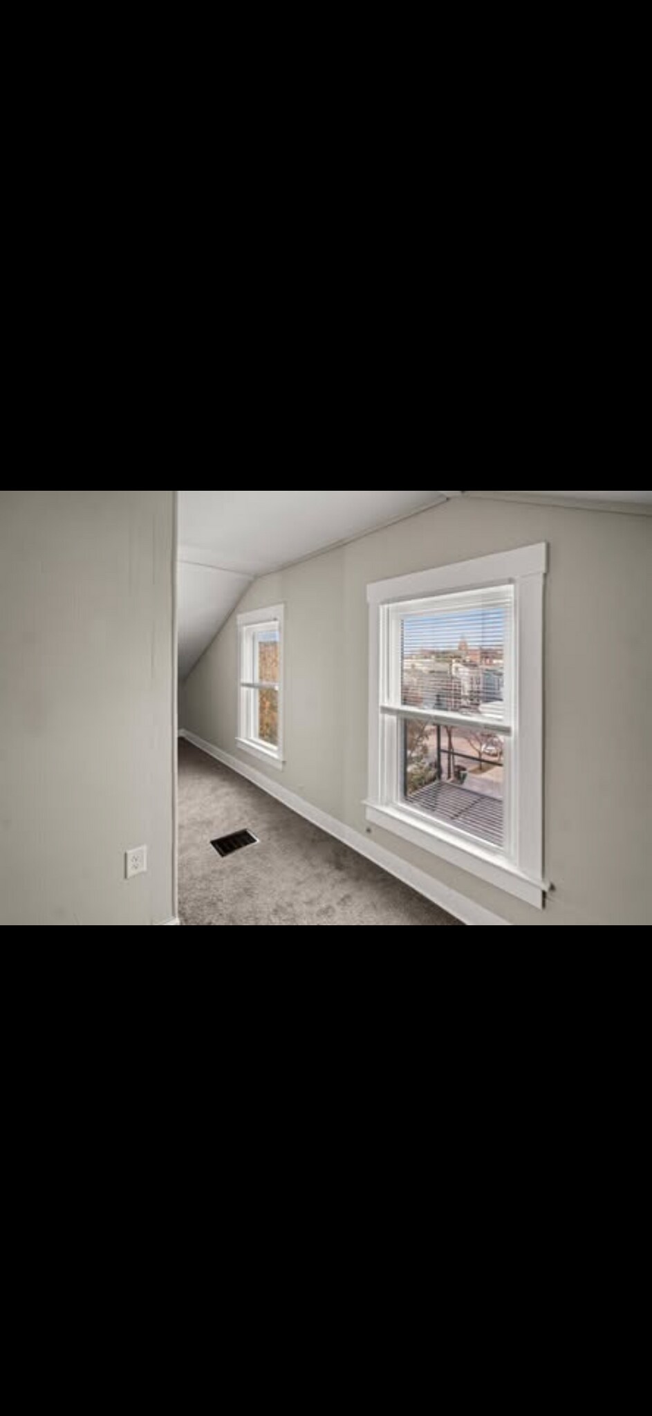 Building Photo - 941 York St