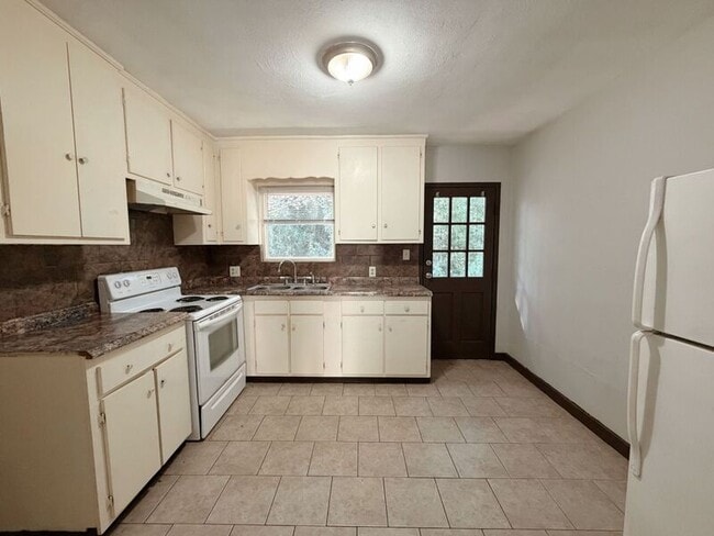 Building Photo - 155 Sycamore Ln