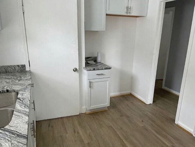 Building Photo - 3 bed 1 bath Home