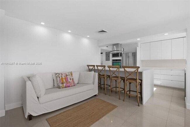 Building Photo - 9102 W Bay Harbor Dr