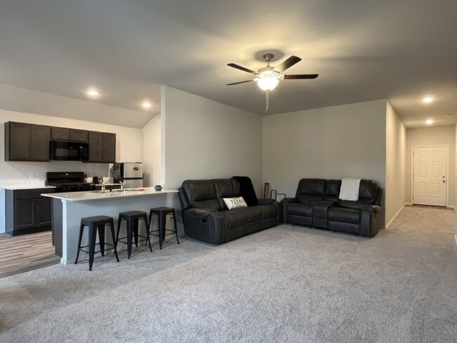 Building Photo - "ROOMMATE Wanted"