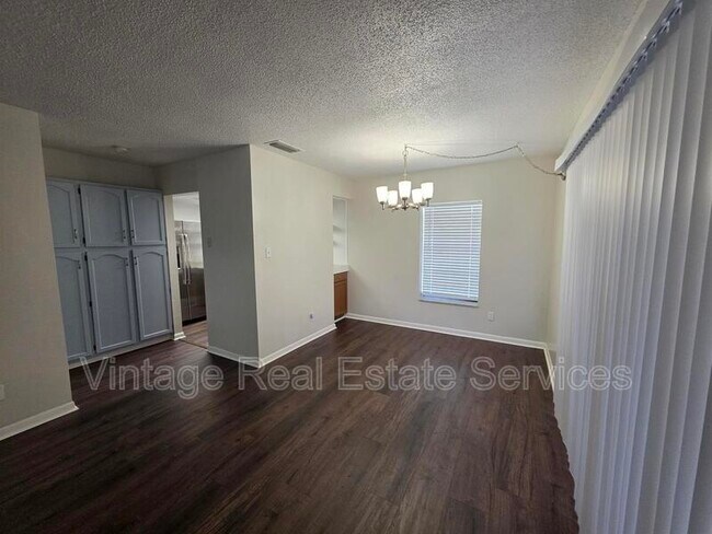 Building Photo - 851 Creekway Ct