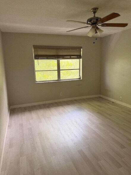 Building Photo - 1400 NE 57th St