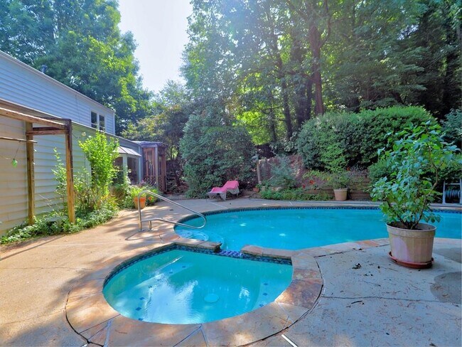 Building Photo - 4512 Woodlawn Lake Dr