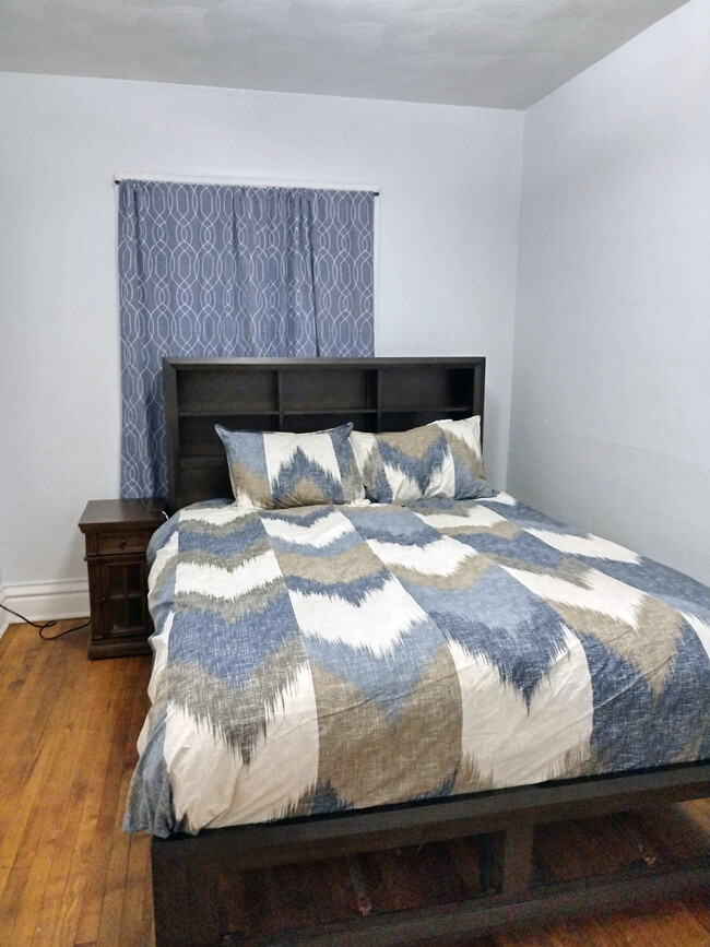 Queen bedroom-2 - 711 N Chestnut St