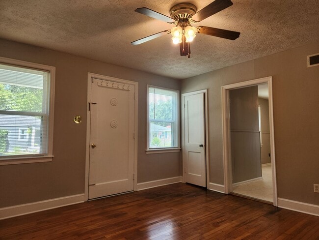 Building Photo - Charming 2 Bedroom 1 Bathroom home near Th...