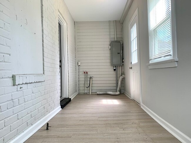 Building Photo - Beautifully Updated 2BD/1BA Home