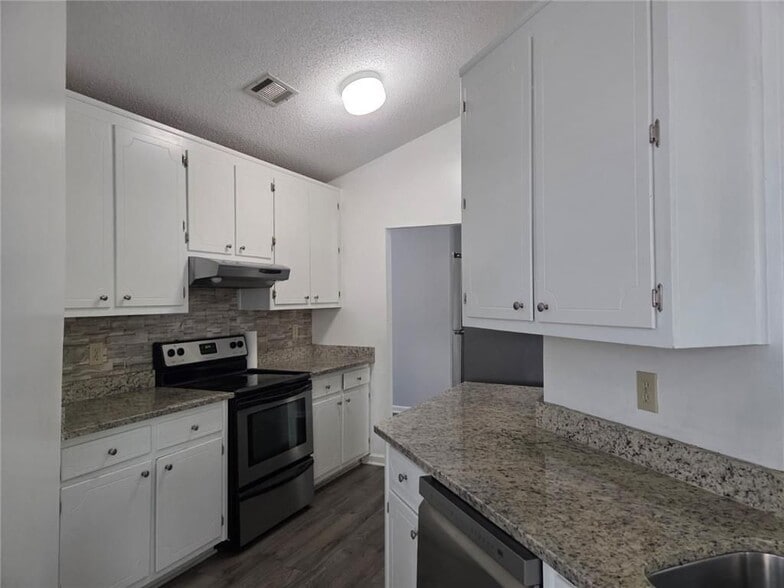 Building Photo - 1155 Riverside Trce