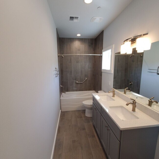 Building Photo - Dog friendly Lakeview 3 Bed: 2Bath w/2 Car...