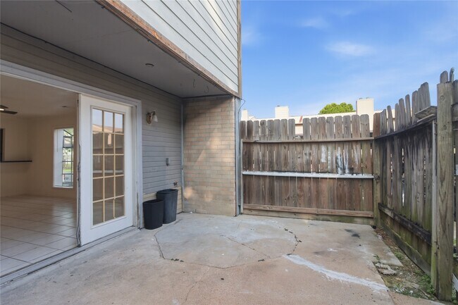 Building Photo - 11000 Kinghurst Dr