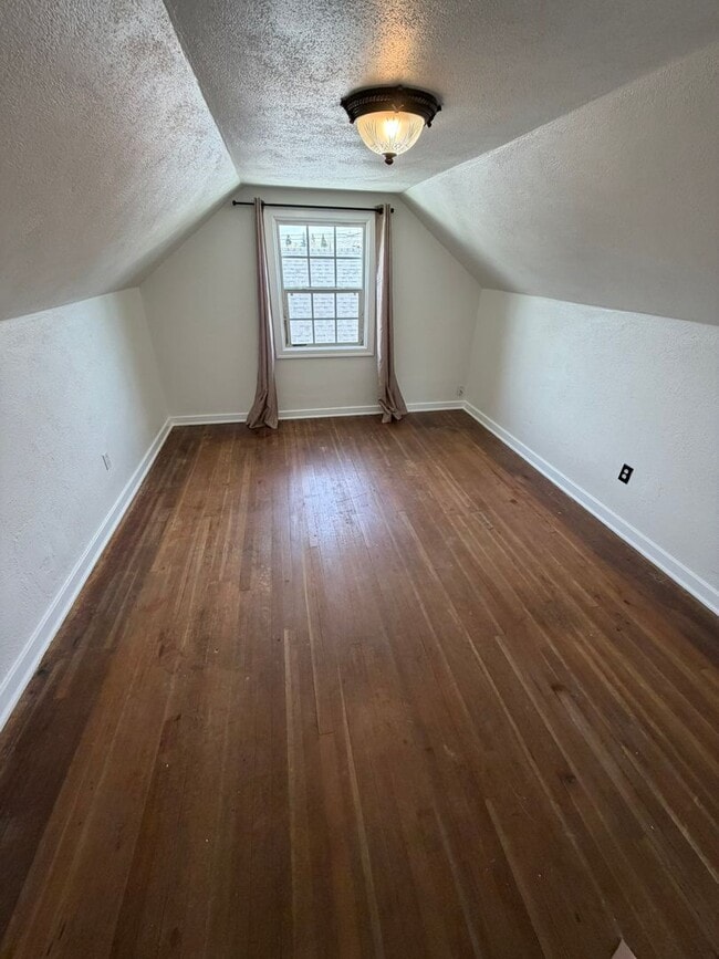 Building Photo - Charming 3 Bedroom with a Large Fenced Yard!