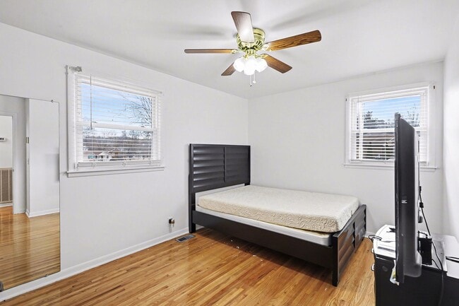 Building Photo - 3 Bedroom, 2 Bath, 2-car garage-