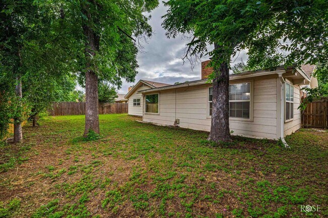 Building Photo - Charming 4 bedroom/2 Bath Home COMING SOON!
