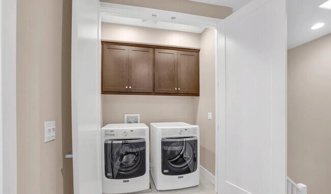 In-unit washer & dryer - 138 Summit Way