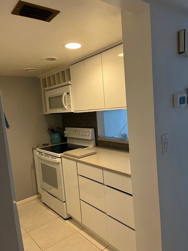 Building Photo - 896 SW 9th Street Cir