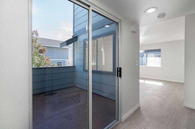 Building Photo - Costa Mesa Townhome with Loft | 2BR, 2.5BA...