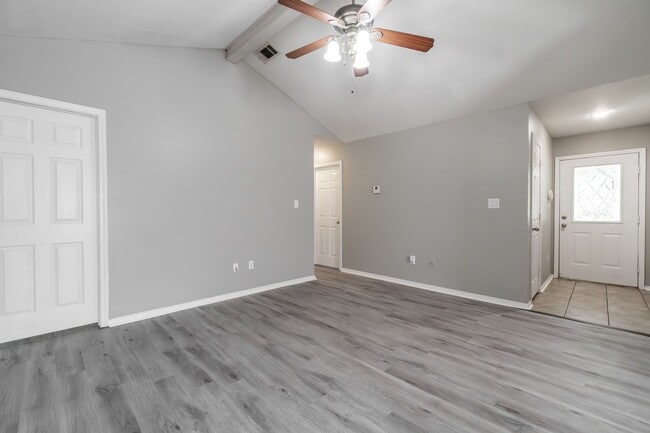 Building Photo - Freshly Updated 3 Bed, 2 Bath Home in Fort...