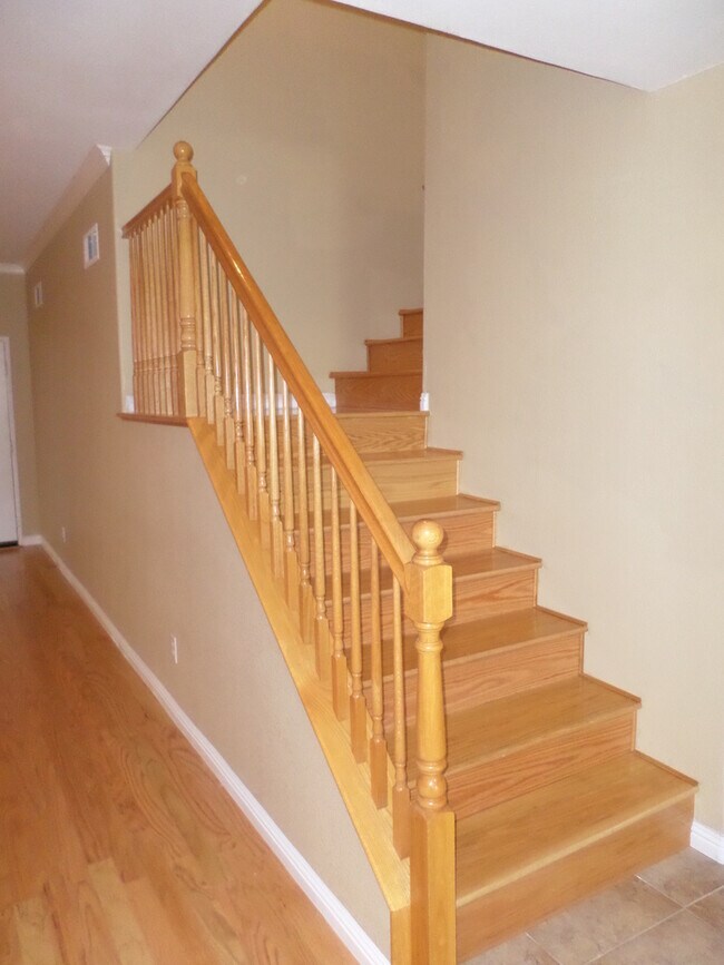 Building Photo - Great 4 BR + BONUS Room off Calle Del Oso Oro