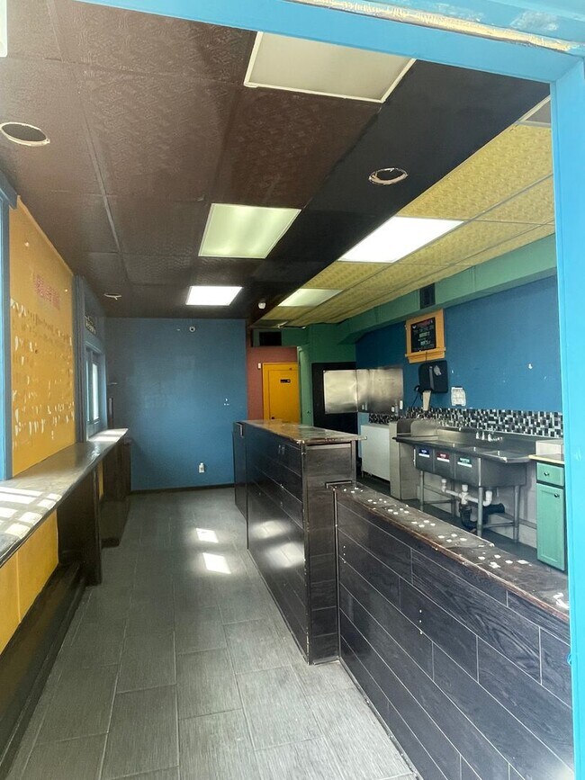 Building Photo - Commercial Space w/ Kitchen on Maple St