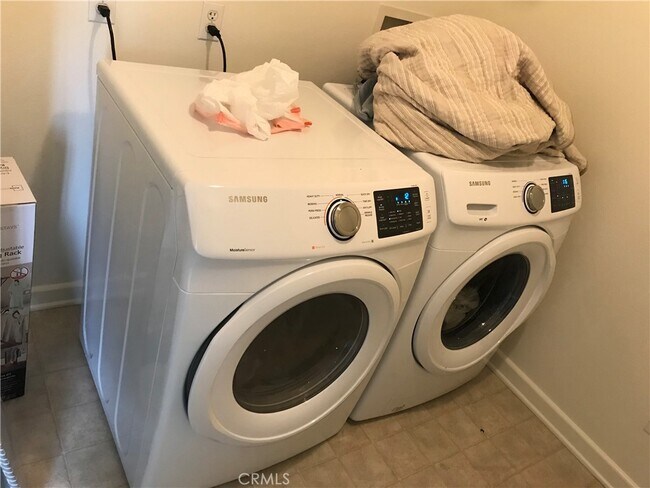 Building Photo - 367 E Memory Ln