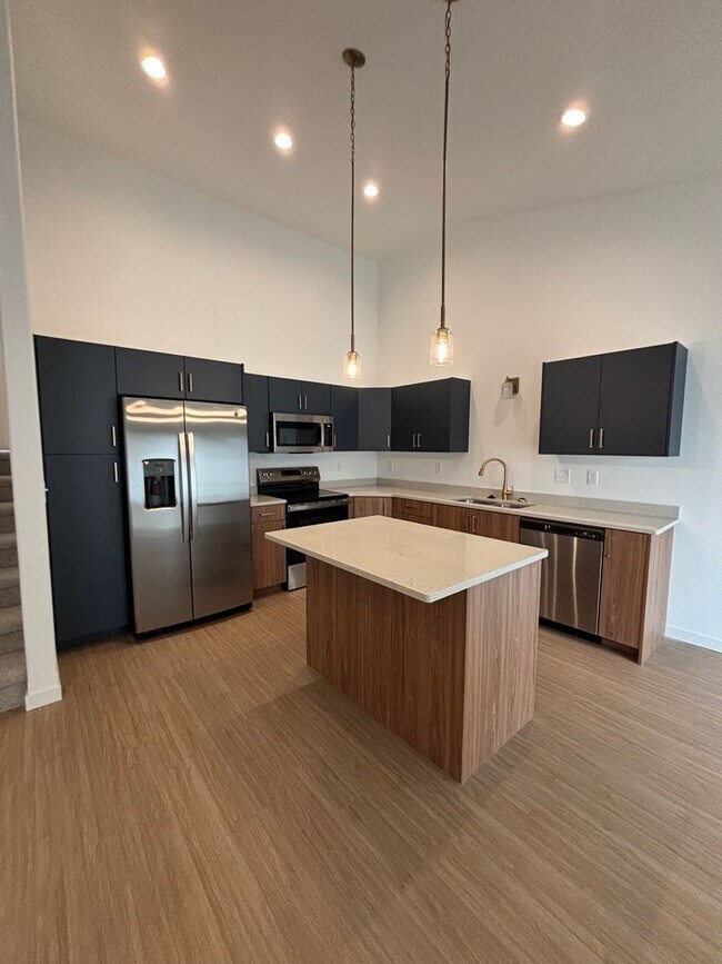 Building Photo - 3 Bed 3 Bath Townhome