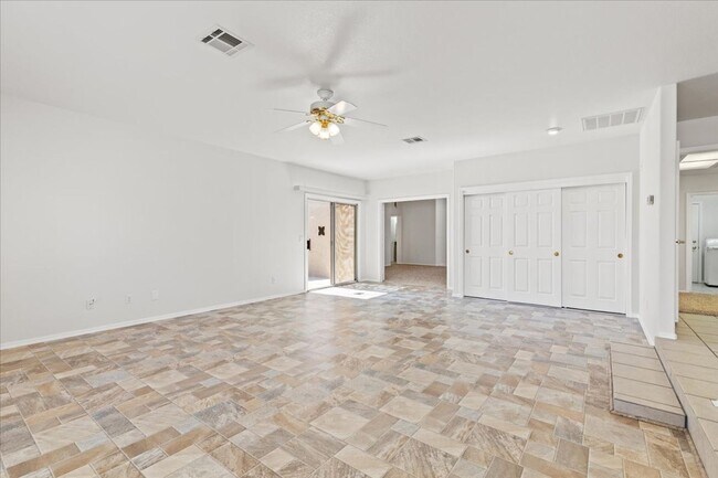 Building Photo - Large 2 Bedroom, 2 bath, unique Sun Room i...
