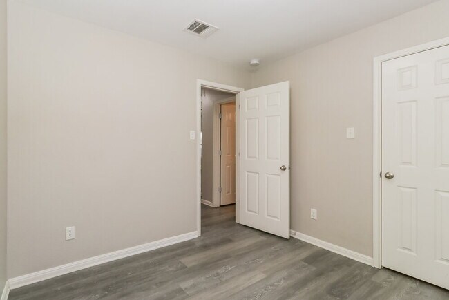 Building Photo - 223 Legends of Hutto Tr