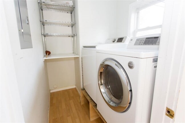 Building Photo - 201 W 33rd St