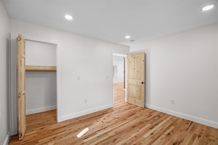 Building Photo - 131 W Walnut Ln