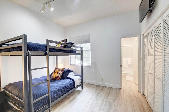Building Photo - 5190 Lake Catalina Dr