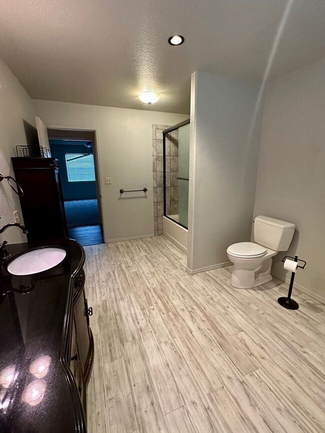 Building Photo - Beautiful Country Home! With Bonus Office/Den Room