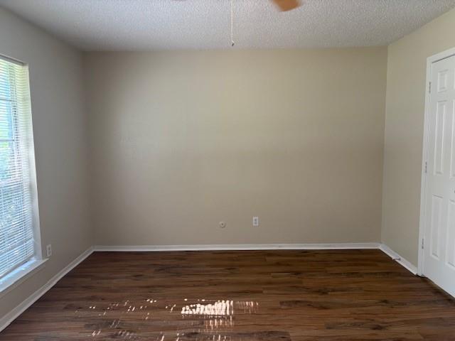 Building Photo - 715 Oakwood Ln