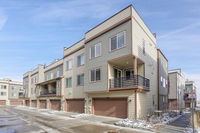 Building Photo - $3,230.95 with $300 off the first month's Rent - 4 Bedrooms, 3.5 Bathrooms, Townhouse in Broomfie...