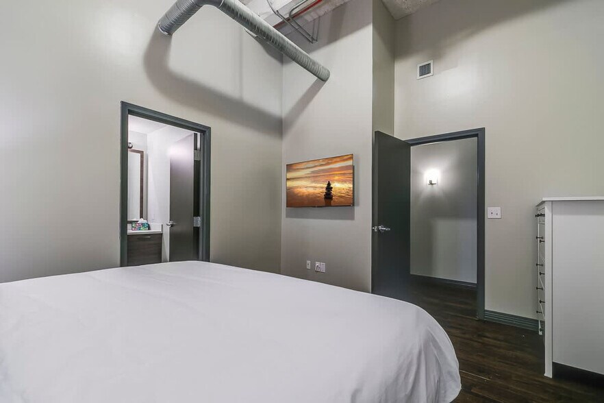 Building Photo - 500 S Ervay St