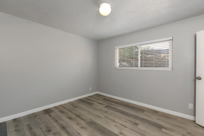 Building Photo - Remodeled Home with Views!