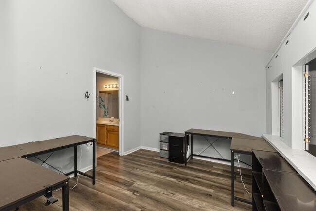 Building Photo - 1009 Stonegate Dr