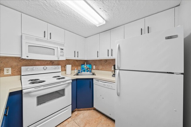 Building Photo - 8600 Ridgewood Ave