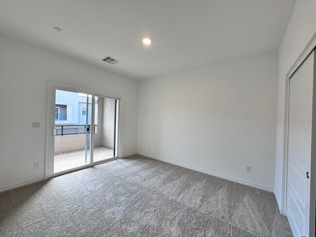 Building Photo - 329 Laurel Peak Dr